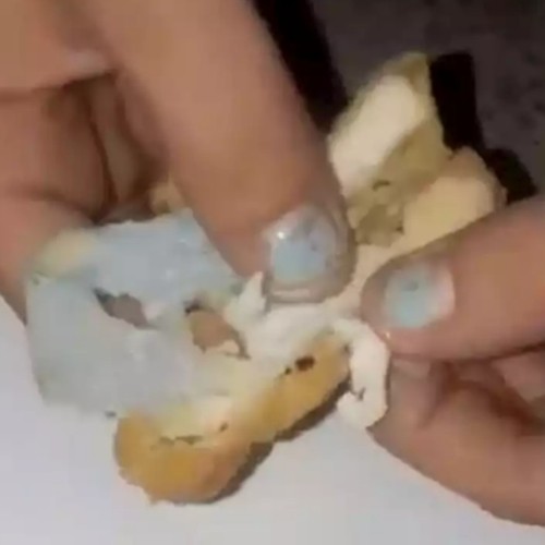 Bị nghẹn khi ăn gà chiên ở tiệm ăn nhanh, hóa ra trong gà có cả miếng khẩu trang cắt nhỏ ảnh 2