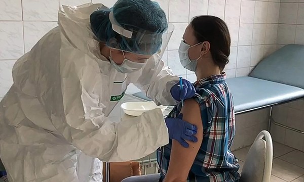 Nga đăng ký vắc-xin COVID-19 đầu tiên, Mỹ lo ngại: “Vắc-xin đó chưa thử nghiệm xong” ảnh 2