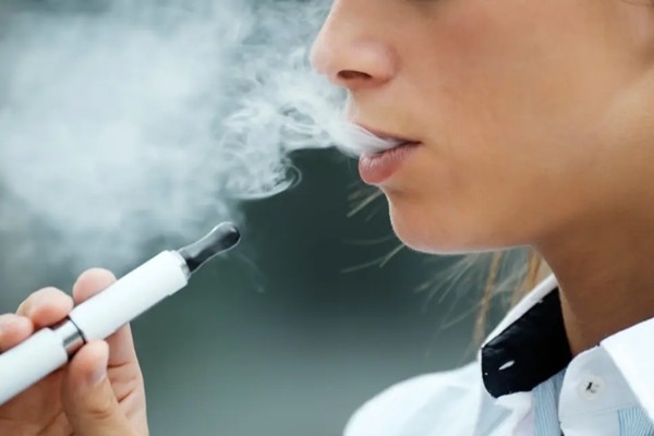 Không chỉ những bệnh nền, mà hút vape cũng tăng nguy cơ nhiễm COVID-19 ảnh 2