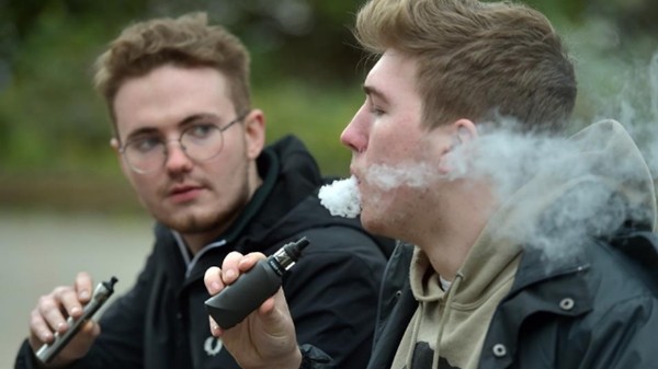 Không chỉ những bệnh nền, mà hút vape cũng tăng nguy cơ nhiễm COVID-19 ảnh 1