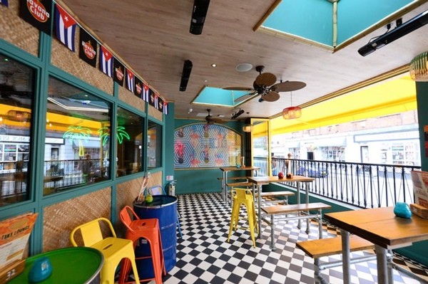 Đi xét nghiệm COVID-19 xong lại đi ăn uống khắp thành phố, về nhà thì nhận tin dương tính ảnh 1