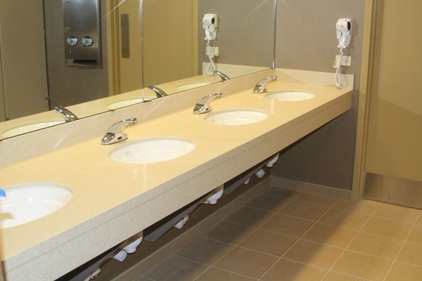 Vào toilet ở nơi công cộng cũng có nguy cơ nhiễm COVID-19, nên làm thế nào đây? ảnh 3