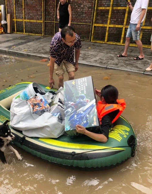 Nước lụt ngập nhà, vợ bơi về phá cửa sổ để cứu bộ sưu tập người máy Gundam cho chồng ảnh 2