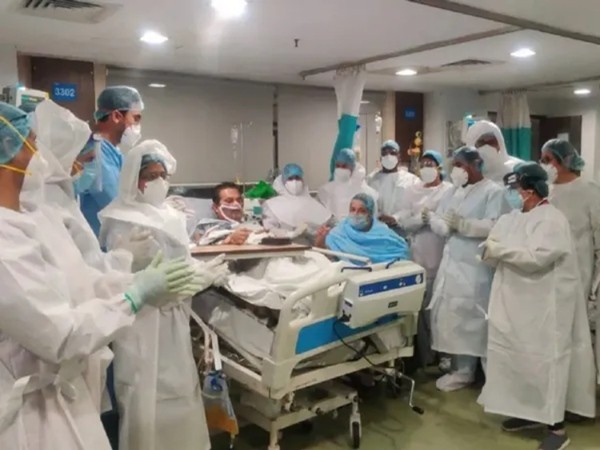 Đúng sinh nhật mình, bệnh nhân COVID-19 nguy kịch cai được máy thở và thốt lên câu bất ngờ ảnh 2