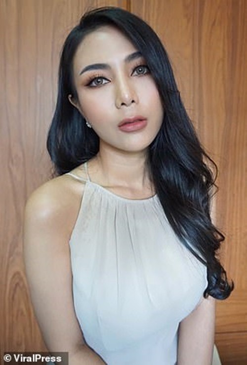 “Sàm sỡ” hổ đực để selfie, khi bị chỉ trích cô gái biện minh do “yêu động vật” ảnh 3