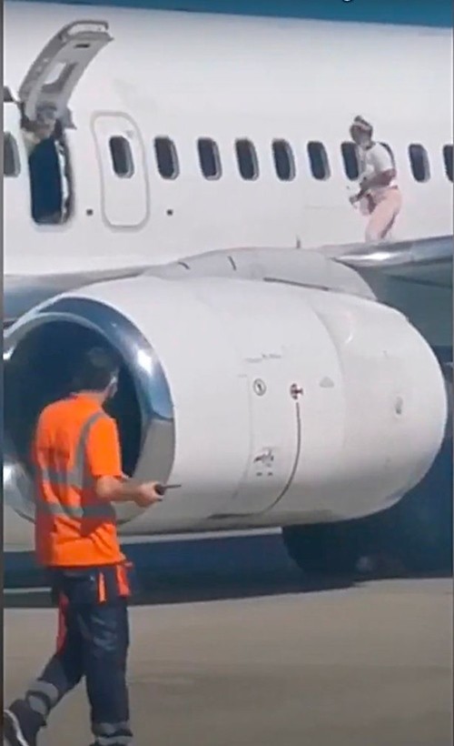 Góc khó đỡ: Hành khách mở cửa thoát hiểm, đi dạo trên cánh máy bay vì “bên trong quá nóng” ảnh 2