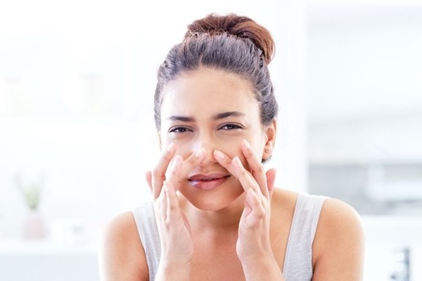 Chỉ vì nặn mụn ở “tam giác nguy hiểm” trên mặt, cô gái 19 tuổi nguy kịch do nhiễm trùng ảnh 1