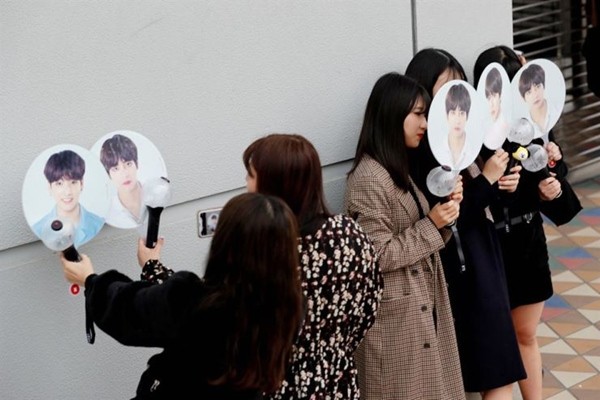 “Nghệ sĩ nào thì fan nấy”: ARMY quyên góp cho trường học, mừng sinh nhật trưởng nhóm BTS ảnh 1