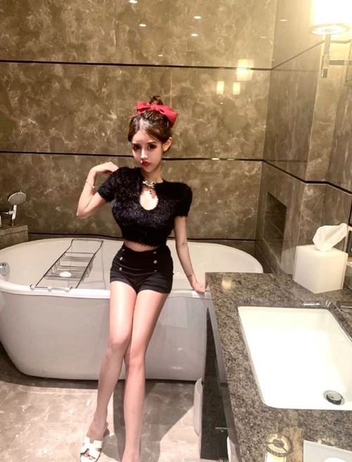 Mới 14 tuổi đã chi hơn 3 tỷ đồng, chịu phẫu thuật thẩm mỹ 300 lần để “trông giống búp bê” ảnh 3