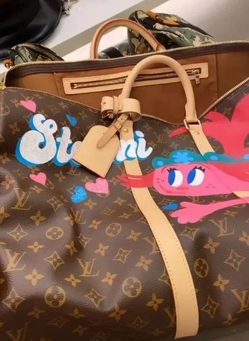 Kylie Jenner (lại) bị chỉ trích vì cho con gái đeo balô Hermès “đắt hơn ô tô” để học ở nhà ảnh 3