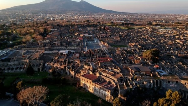 Thấy mình “như trúng lời nguyền”, du khách sợ hãi gửi trả các mảnh tàn tích lấy từ Pompeii ảnh 3
