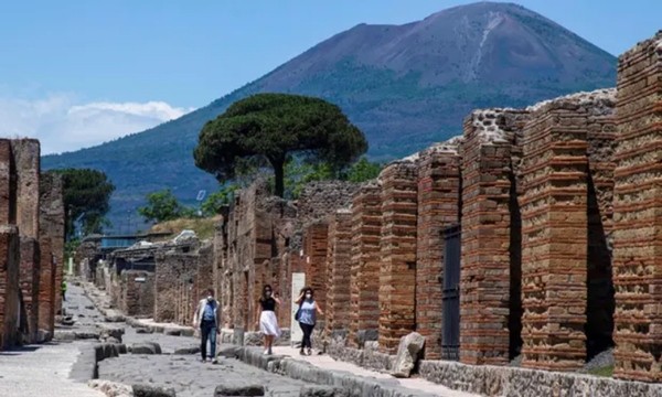 Thấy mình “như trúng lời nguyền”, du khách sợ hãi gửi trả các mảnh tàn tích lấy từ Pompeii ảnh 2