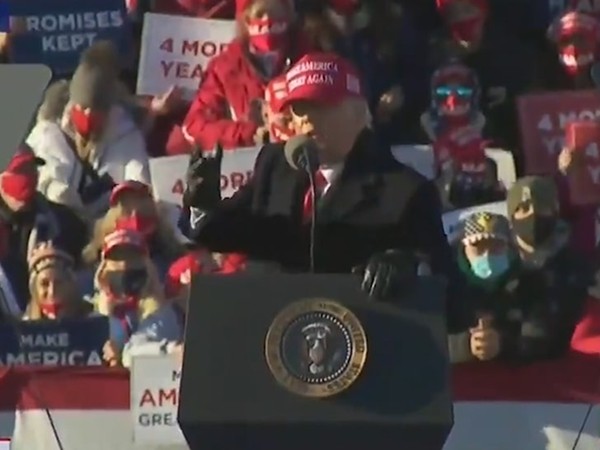 Góc hài hước: Tổng thống Trump doạ "bóc phốt" Lady Gaga, Beyoncé vì không "về Team Trump” ảnh 1