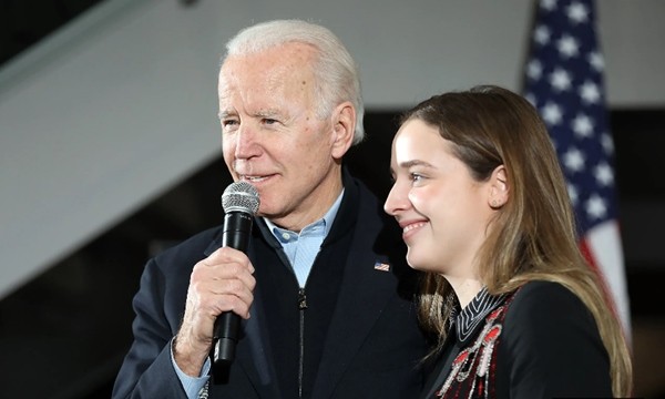 “Vũ khí bí mật” của ông Joe Biden trong kỳ bầu cử 2020: Cô sinh viên xinh đẹp này là ai? ảnh 4