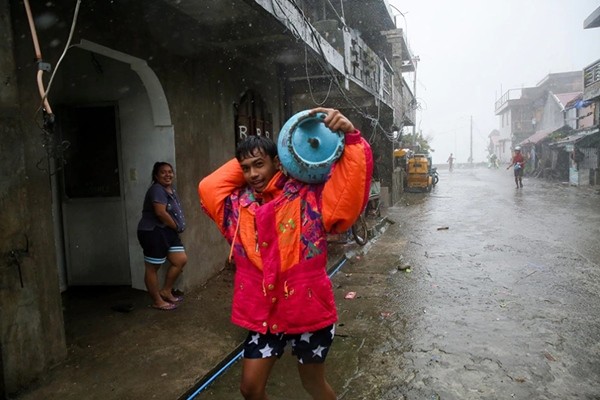 Bão VAMCO mạnh lên khiến Philippines lại phải sơ tán dân, dự báo vào Việt Nam ngày 15/11 ảnh 2