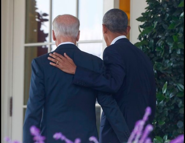 Ông Joe Biden từng tặng chiếc vòng ghép hai cái tên này cho ai mà khiến netizen ngưỡng mộ? ảnh 6