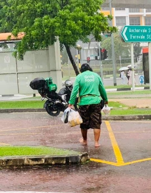 Chỉ vì không được giao thức ăn đến tận cửa nhà, khách hàng tức giận xông vào đánh shipper ảnh 3