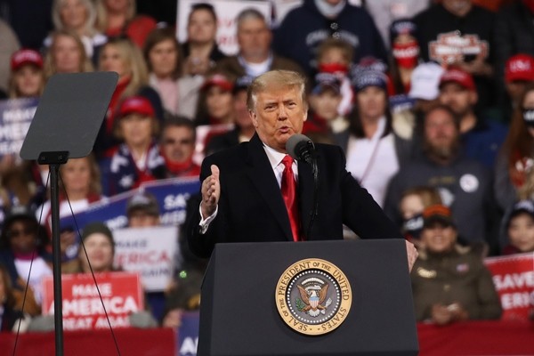 Tổng thống Trump bỗng nhiên nói mình thích ăn dưa chuột, cư dân mạng lại được dịp “troll“ ảnh 2
