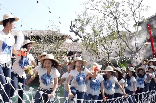 Đang chụp ảnh khoe dáng cầu bất ngờ sụp, 30 thí sinh Hoa hậu Thái Lan rơi tòm xuống ao ảnh 3