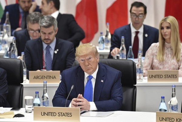 Sự cố hàng ghế đầu đâu chỉ của các sao, Tổng thống Trump từng có pha xử lý khó đỡ thế này ảnh 1