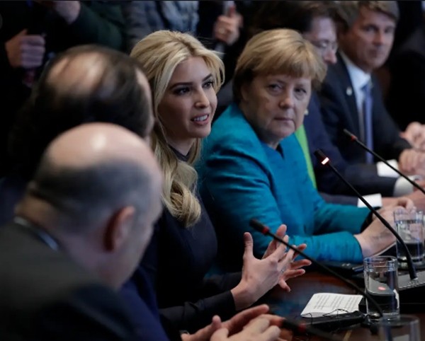 Sự cố hàng ghế đầu đâu chỉ của các sao, Tổng thống Trump từng có pha xử lý khó đỡ thế này ảnh 3