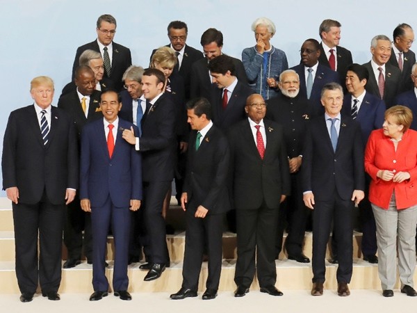 Sự cố hàng ghế đầu đâu chỉ của các sao, Tổng thống Trump từng có pha xử lý khó đỡ thế này ảnh 2