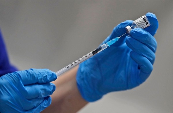 Có 6 người tử vong khi thử nghiệm vaccine COVID-19 của Pfizer, tại sao vẫn cho là an toàn? ảnh 3