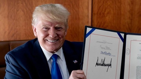Hóa ra chữ ký của Tổng thống Trump có thể giải thích về tính cách của ông thế này đây ảnh 1