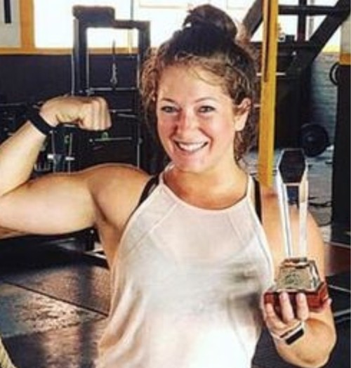 Bám vào ngà voi để biểu diễn kéo xà, một cô chủ phòng gym bị cư dân mạng chỉ trích thậm tệ ảnh 2