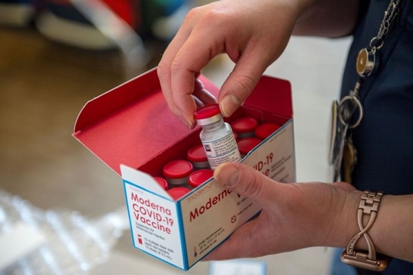 Mỹ: Nhiều người phải chờ vaccine, còn 2 sinh viên đang đi chợ lại được vẫy vào tiêm ảnh 1