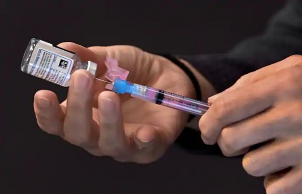 Mỹ: Nhiều người phải chờ vaccine, còn 2 sinh viên đang đi chợ lại được vẫy vào tiêm ảnh 3