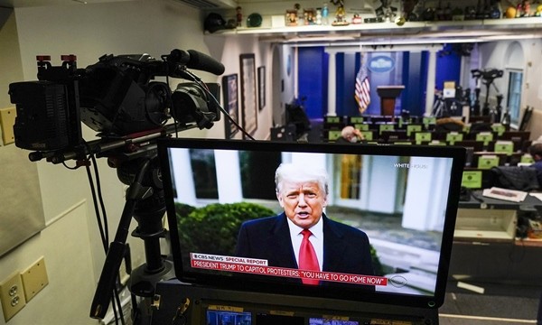 Tổng thống Trump chưa hết nhiệm kỳ, Twitter đã ra tay xóa bài đăng, khóa tài khoản của ông ảnh 2