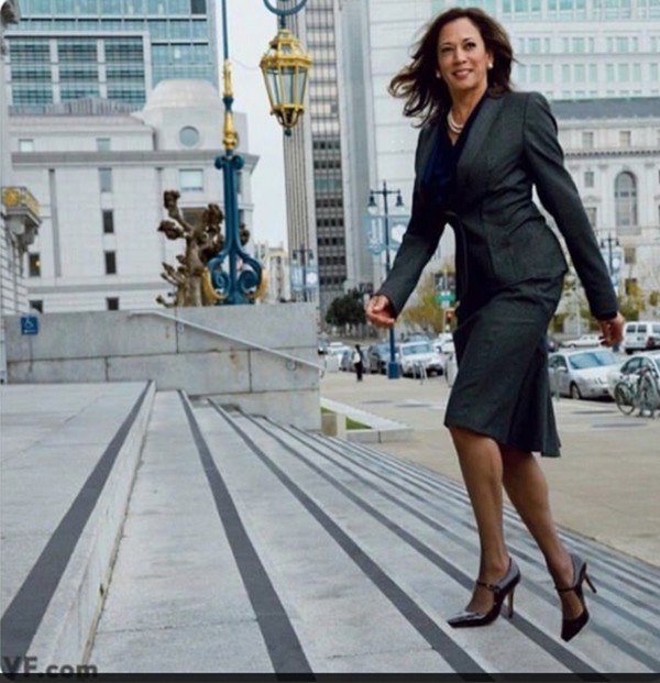 Tạp chí Vogue đăng bìa hình Phó Tổng thống đắc cử Kamala Harris, tại sao gây tranh cãi? ảnh 2