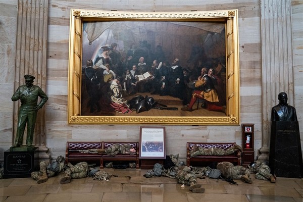 “Vấn đề” bất ngờ và thú vị mà Vệ binh Quốc gia bảo vệ Điện Capitol gặp phải, khiến họ phải ra thông báo mới ảnh 1