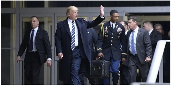 Tổng thống Trump sẽ mang vali hạt nhân rời Washington DC: Đó là gì và làm sao ông Joe Biden nhận được nó? ảnh 1