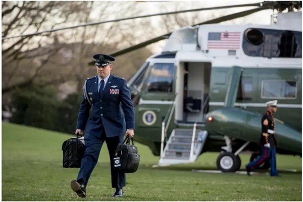 Tổng thống Trump sẽ mang vali hạt nhân rời Washington DC: Đó là gì và làm sao ông Joe Biden nhận được nó? ảnh 2