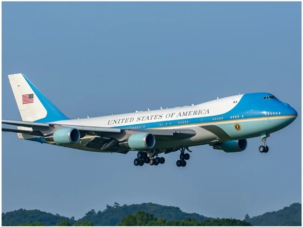 Tại sao ai cũng hỏi tân Tổng thống Biden về màu sơn của chiếc chuyên cơ Air Force One mới? ảnh 1