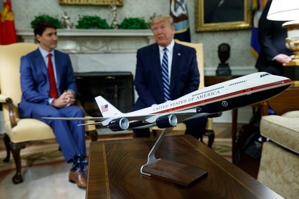Tại sao ai cũng hỏi tân Tổng thống Biden về màu sơn của chiếc chuyên cơ Air Force One mới? ảnh 2