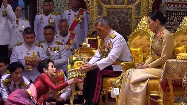 Nội chiến hậu cung hoàng gia Thái Lan: Quý phi thắng thế, được phong làm Đệ nhị Hoàng hậu? ảnh 6