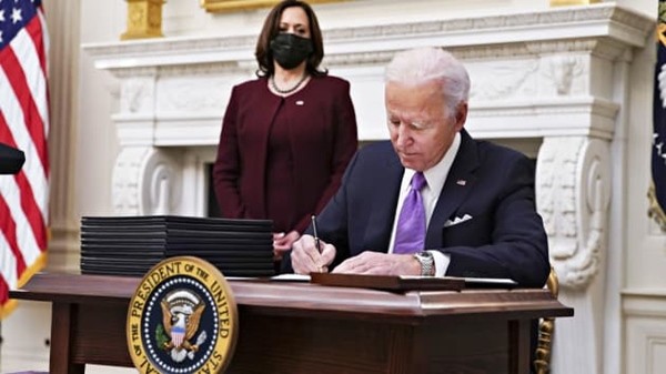 Vừa nhậm chức được một tuần, tân Tổng thống Joe Biden nhanh chóng lập luôn một kỷ lục mới ảnh 1