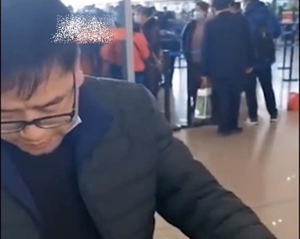 Không muốn nộp cước hành lý khi lên máy bay, 4 hành khách ăn sạch 30kg cam trong 20 phút ảnh 2