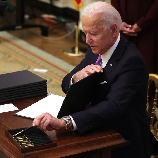 “Bí ẩn” về chiếc đồng hồ gây tò mò của Tổng thống Biden: Có phải đồng hồ của người con trai đã mất? ảnh 1