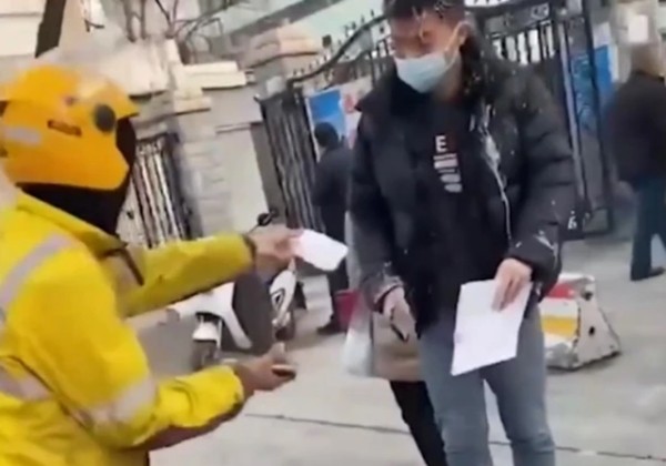 Anh shipper của năm: Mua đồ theo đơn của khách hàng, còn giúp khách “trả đũa” người yêu cũ ảnh 3