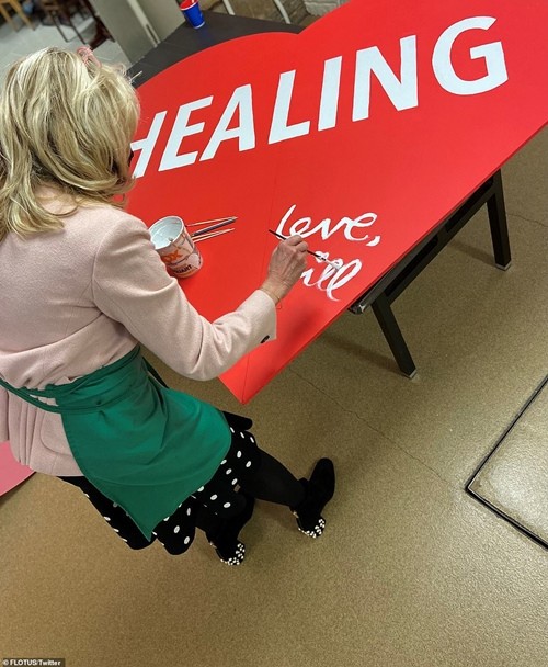 Valentine ở Nhà Trắng: Tổng thống Mỹ Joe Biden tiết lộ quà Valentine “kỳ cục” của Phu nhân ảnh 3