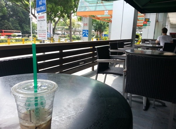 Thấy khách hàng ho đúng hai tiếng, nhân viên quán cà phê xịt ngay nước diệt khuẩn vào mặt khách ảnh 1