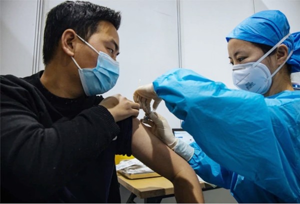 Đã tiêm vắc-xin phòng SARS-CoV-2 rồi mà nhiễm virus, liệu có thể lây cho người khác? ảnh 3
