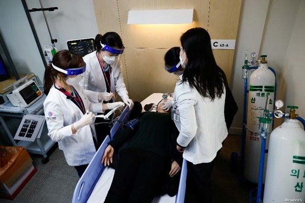 Đã tiêm vắc-xin phòng SARS-CoV-2 rồi mà nhiễm virus, liệu có thể lây cho người khác? ảnh 2