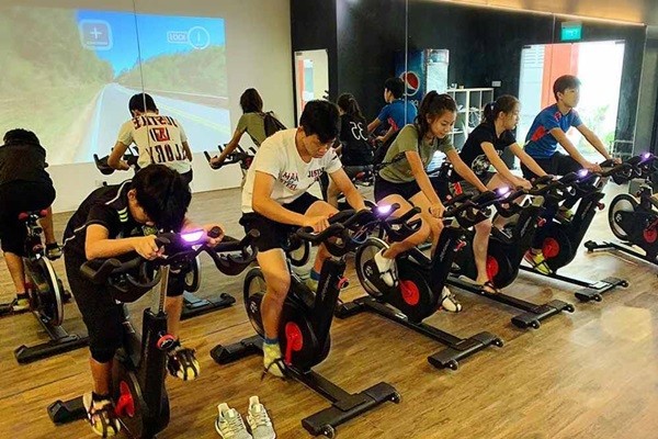 Góc cảnh báo: Tập đạp xe ở phòng gym xong thấy dấu hiệu lạ này, hai cô gái phải đi cấp cứu ảnh 1