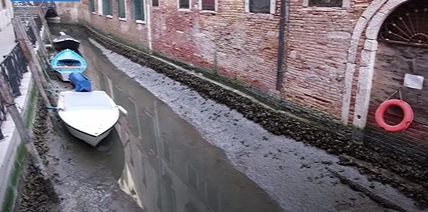 Người dân Venice giật mình khi thấy kênh đào khô queo sau một đêm, chuyện gì đang xảy ra? ảnh 3