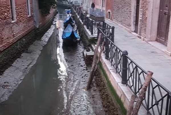 Người dân Venice giật mình khi thấy kênh đào khô queo sau một đêm, chuyện gì đang xảy ra? ảnh 2